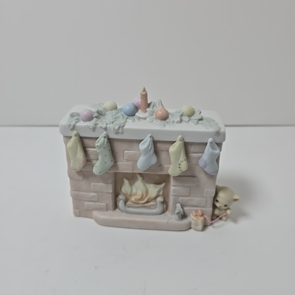 Precious Moments 1990 Christmas Fireplace Figurine 524883 Vintage Holiday Decor - Picture 3 of 8